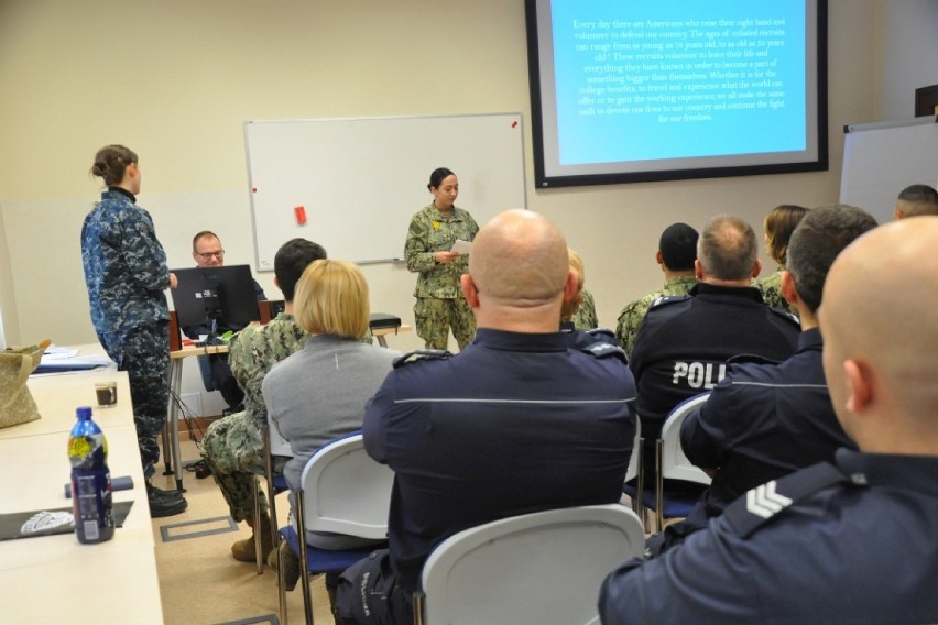 Amerykańscy żołnierze szkolą język z policjantami [ZDJĘCIA]