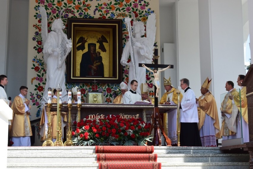 100-lecie koronacji obrazu Matki Bożej i XX Dożynki Wojewódzkie w Zawadzie koło Dębicy 