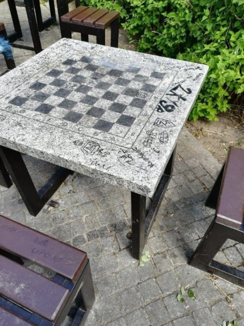 Stolik do gry w szachy, jaki można znaleźć w parku...
