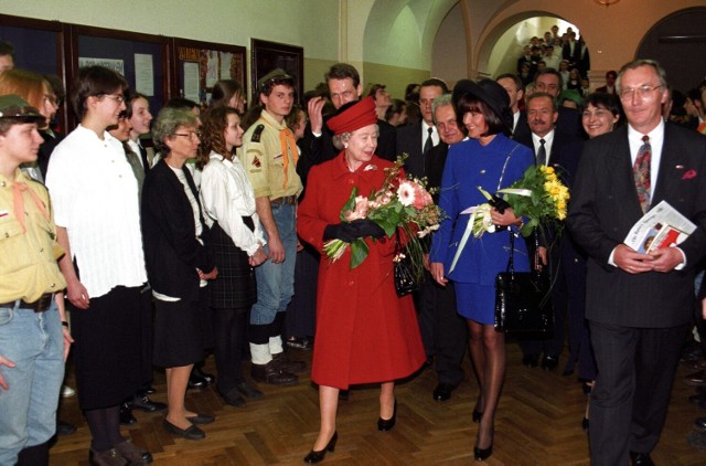 Podczas oficjalnej wizyty w Polsce, królowa angielska Elżbieta II odwiedziła II Liceum Ogólnokształcące im. Stefana Batorego, gdzie obejrzała przedstawienie Pan Tadeusz w wykonaniu uczniów szkoły.