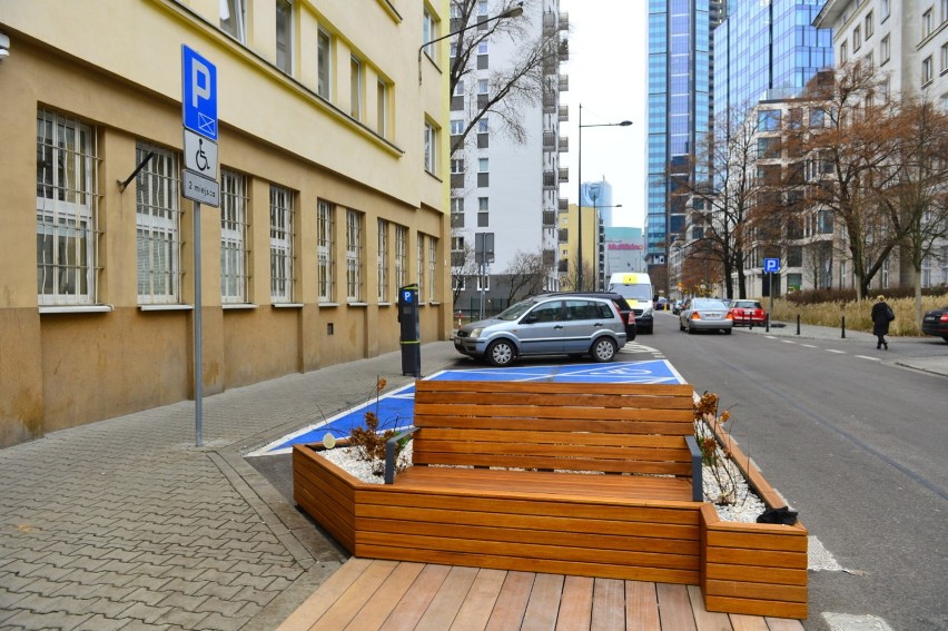 Nowy parklet w Warszawie. Powstał, by zakończyć parkowanie aut na strefie wyłączonej z ruchu