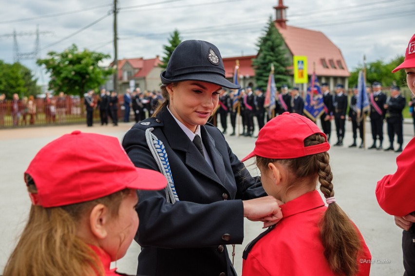 Biała. Strażacy-ochotnicy z gminy Tarnów obchodzili swoje święto. Były odznaczenia i ślubowanie młodych adeptów OSP [ZDJĘCIA]        