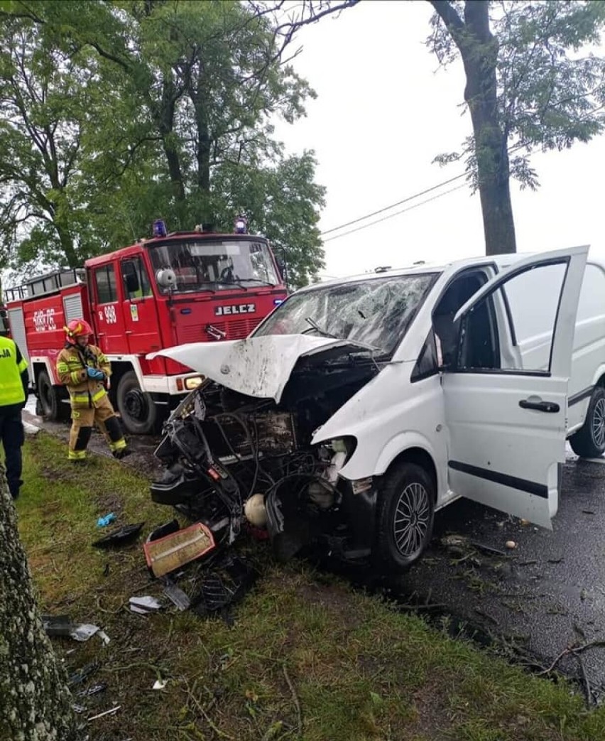 Policja ujawnia: Kierowca, który uderzył w drzewo w Okalewie był pijany
