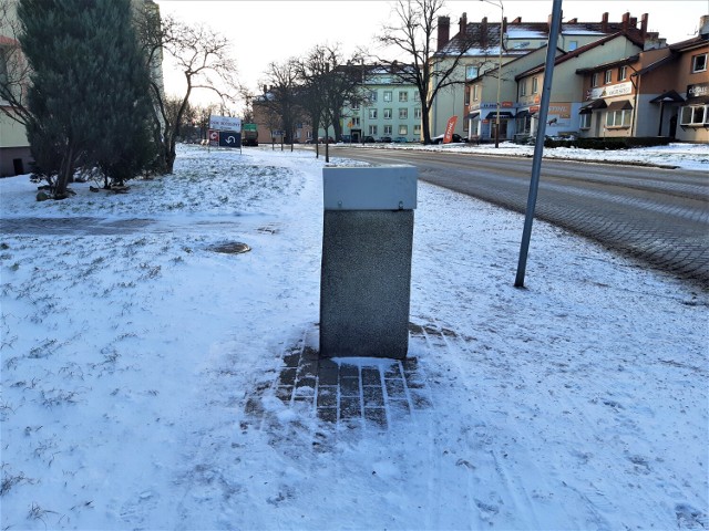 Kosz stoi na środku chodnika przy ul. Armii Krajowej w Goleniowie