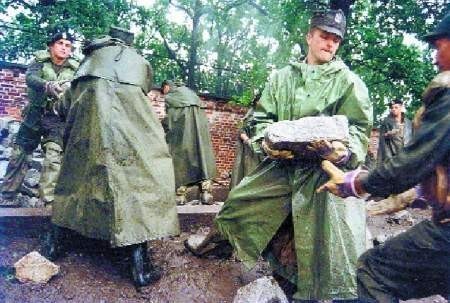 spgw  Żołnierze często pomagali mieszkańcom Dolnego Śląska....