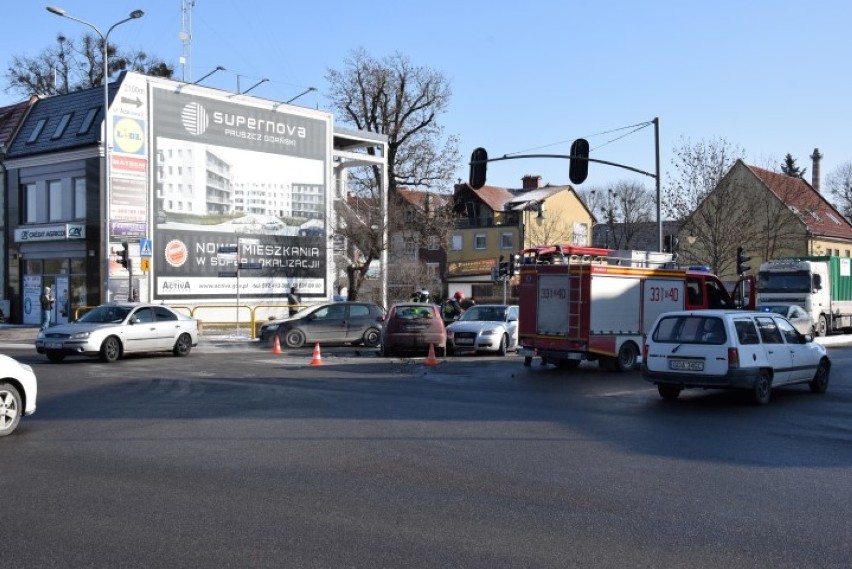 Pruszcz Gdański:  Nie dostosował się do sygnalizacji - kolizja drogowa na skrzyżowaniu w centrum miasta [ZDJĘCIA]