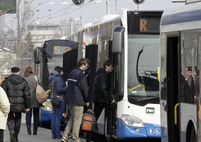 Pasażerowie w Gdyni spokojnie przyjęli ograniczenie liczby miejsc w autobusach i trolejbusach. Nie ma większych awantur