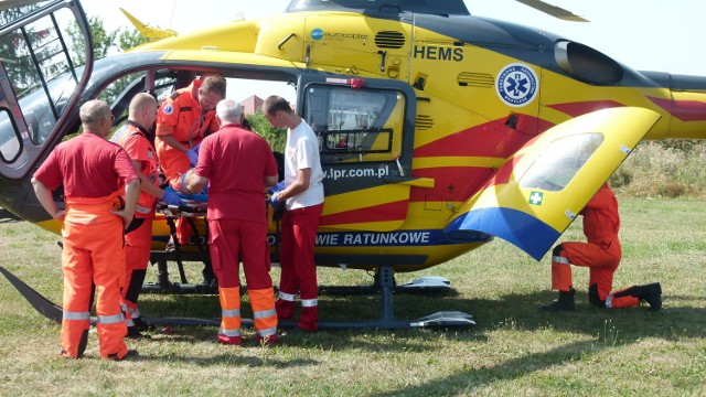 Dziecko, które wypadło z okna bloku na ul. Zachodniej w Łęczycy przetransportowano śmigłowcem do CZMP w Łodzi. Mała Oliwka nadal walczy o życie