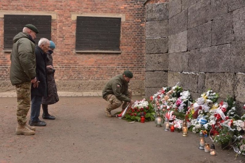 Ostatni żyjący Cichociemny przed Ścianą Straceń oddał hołd ofiarom KL Auschwitz