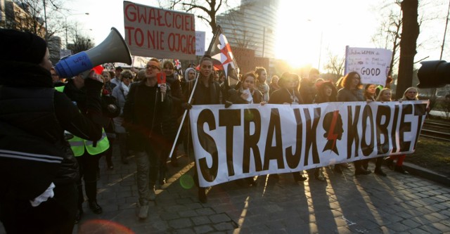 Ostatni czarny marsz trasą z ronda Powstańców Śląskich do Rynku zorganizowano 8 marca 2017