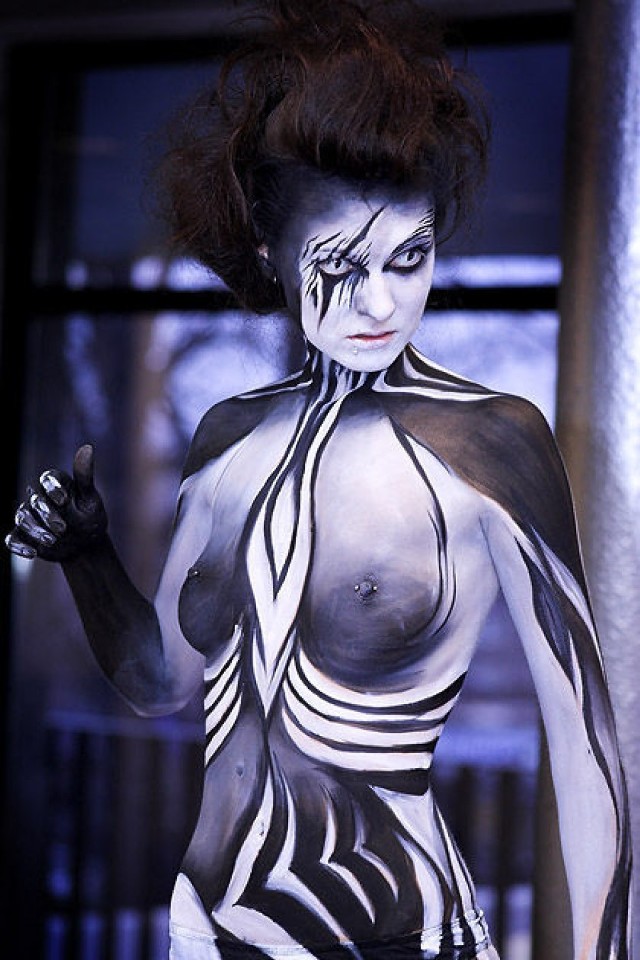 Organizatorzy Śląskiego Festiwalu Fryzjersko - Kosmetycznego zaproponowali w pierwszym Grand Prix w body paintingu temat &quot;Od świtu do zmierzchu&quot;.
fot. Krystian Jamr&oacute;z