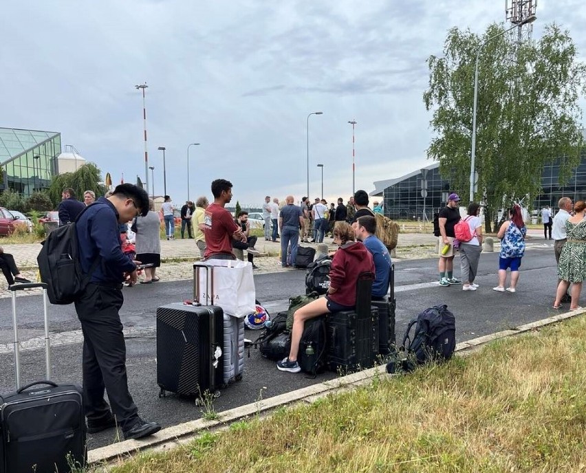 Ewakuacja lotniska w Łodzi. Znaleziono porzucony bagaż. Na miejscu pracowali pirotechnicy