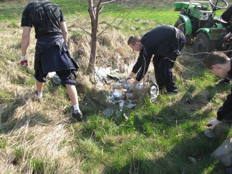Goczałkowice: Młodzież z zakładu poprawczego w Pszczynie posprzątała brzeg zniornika