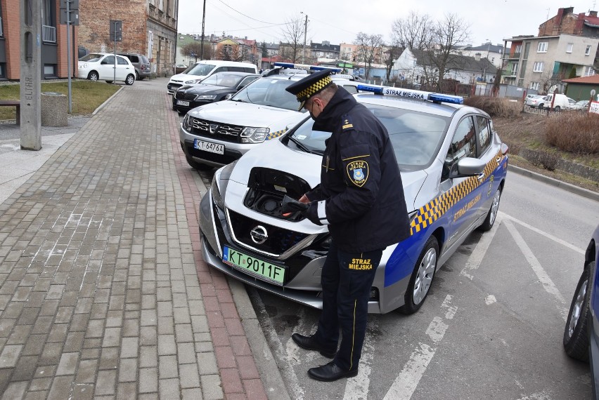 Nowy nissan jest już odpowiednio oklejony i wyposażony do...