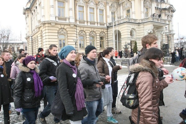 Nowy Sącz: zatańczyli poloneza przed ratuszem (ZDJĘCIA)