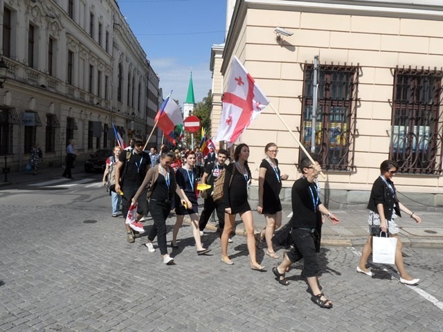 Słuchacze Letniej Szkoły Języka Polskiego bawili się na cieszyńskim rynku