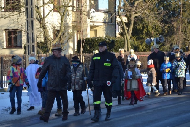 W tym roku do grona miejscowości, w których organizowane są Orszaki Trzech Króli dołączyło Skępe. Barwny korowód wyruszył w samo południe ze skępskiego rynku, by dotrzeć na plac odpustowy przed Sanktuarium NMP Skępskiej.

Większość uczestników włożyła na głowę koronę. Nie zabrakło też oryginalnie przygotowanych strojów, wprowadzających w stosowny klimat. Najważniejsze, że pogoda dopisała, bo wreszcie przypomniało sobie o nas słońce.