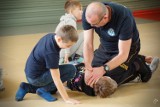 Kutnowscy strażnicy miejscy uczą pierwszej pomocy. Praktyczna lekcja w SP nr 6 