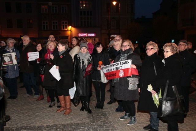 "Kobiet prawa to nie biskupów sprawa" - przy akompaniamencie gwizdków skandowały grudziądzanki w środę wieczorem podczas protestu na Rynku głównym. Uczestniczyło w nim około pół tysiąca pań i kilkudziesięciu panów.  Podobne protesty odbyły się w wielu miastach Polski. Panie zmobilizowały się, aby w Dniu Kobiet, pokazać "czerwoną kartkę" rządowi Prawa i Sprawiedliwości.