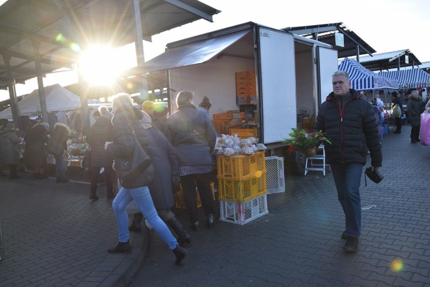 Ostatni w Zduńskiej Woli rynek przed świętami [20.12.2019]. Jemioła, stroiki i karpie [zdjęcia]