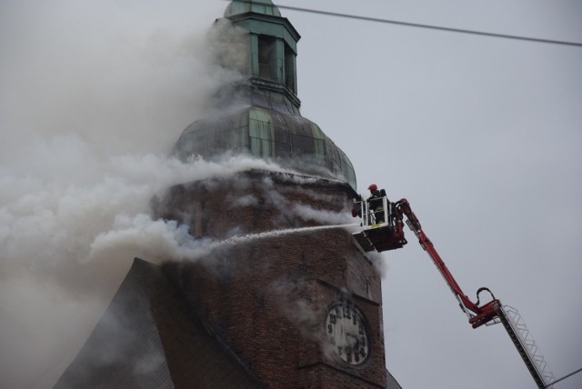 Straż pożarna odebrała zgłoszenie o pożarze o 18.28. Alarmy wewnątrz katedry sygnalizowały zagrożenie dużo wcześniej.