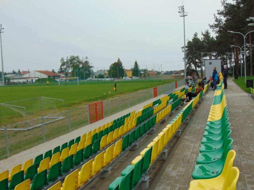 Stadion w Budzyniu po remoncie i ...przed remontem