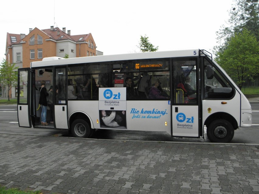 Każdy z autobusów może pomieścić 38 pasażerów, w tym dla 12...