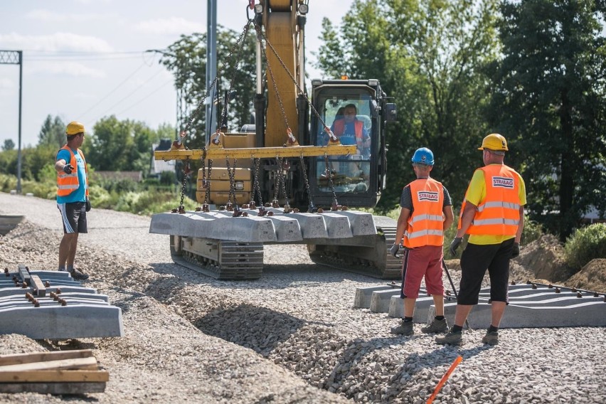 W Prokocimiu powstaje nowy peron. Układane są też nowe tory