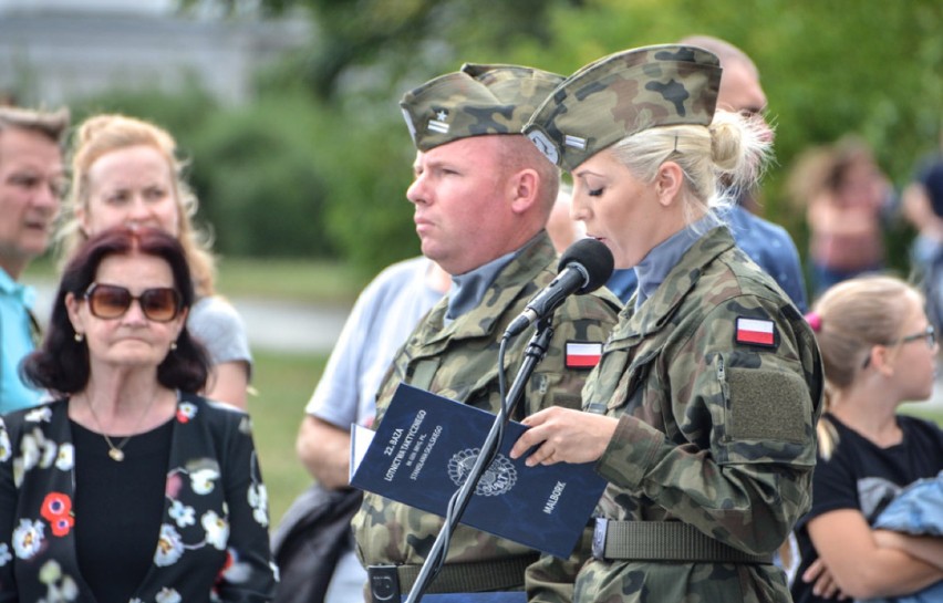 Malbork. Żołnierze 22 Bazy Lotnictwa Taktycznego przed Grobem Nieznanego Żołnierza