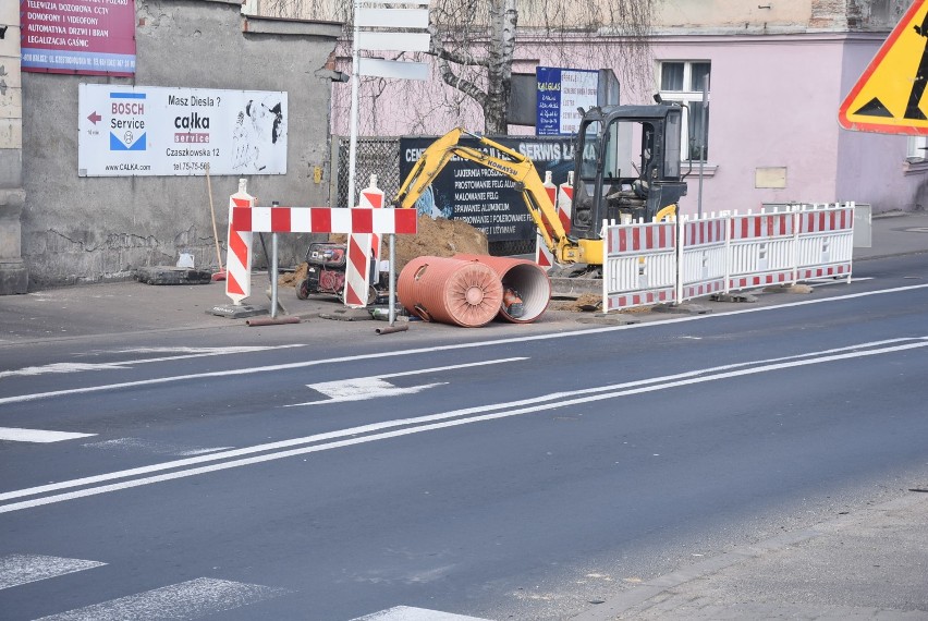 Utrudnienia na Stawiszyńskiej. Wymieniają wpusty kanalizacji ZDJĘCIA