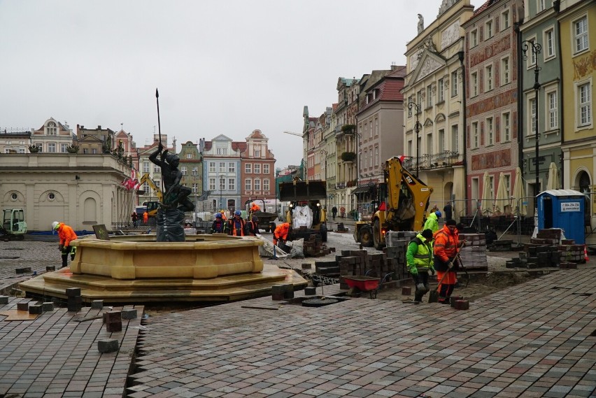 Według zapowiedzi władz Poznania remont Starego Rynku miał...