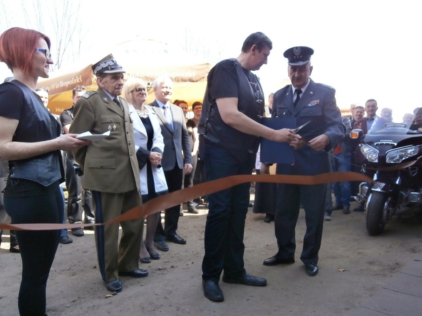 Przecięcie wstęgi przez prezesa LOK i oficjalne otwarcie...