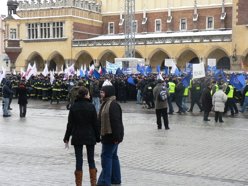 Wśród przechodniów rozgorzały dyskusje - czy oni powinni...