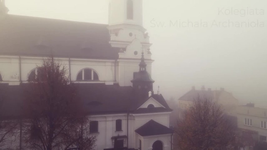 Kolegiata Świętego Michała Archanioła w jesiennej mgle. Cudowne ujęcia (WIDEO)