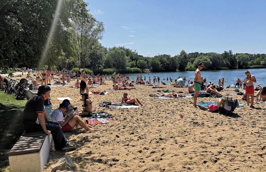 Popularna plaża z wyznaczonym miejscem do pływania,...