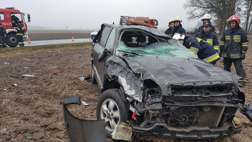 Wypadek w Zajączkach. Samochód koziołkował w polu