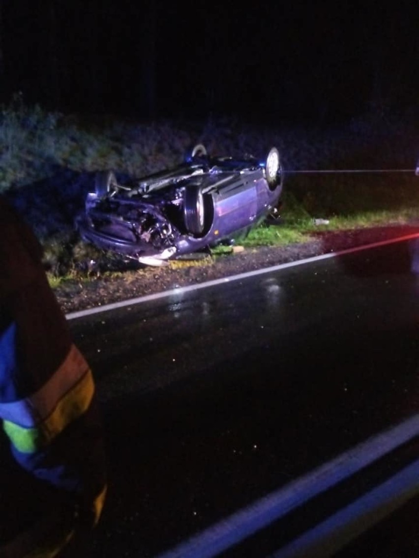 Dachowanie samochodu między Gwieździnem a Rzeczenicą. Kierowca przepadł jak kamień w wodę