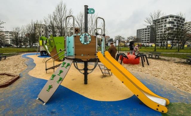W ramach pozimowego sprzątania na terenie placów zabaw zostanie wymieniony piasek.