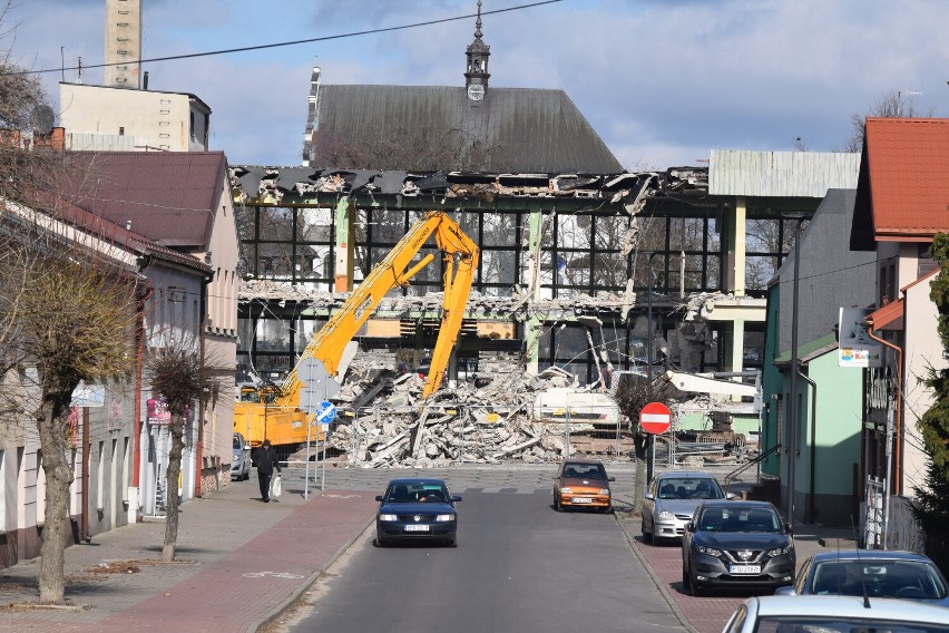 Handlowiec w Poddębicach zaczyna znikać z krajobrazu miasta. Trwa rozbiórka ZDJĘCIA