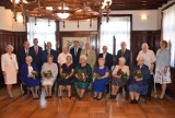 Diamentowe Gody. W pleszewskim Ratuszu 7 par świętowało 60-lecie pożycie małżeńskiego. Były kwiaty, życzenia i uroczysty toast  