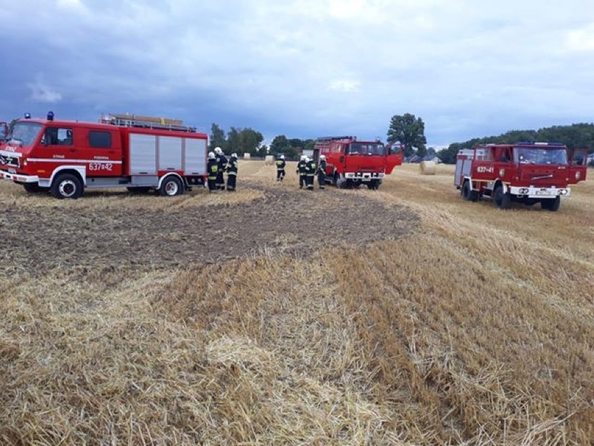 Pożar prasy rolniczej pod Wapnem. Interweniowali strażacy