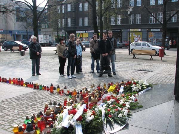 Młodzież składała kwiaty pod pomnikiem marszałka...