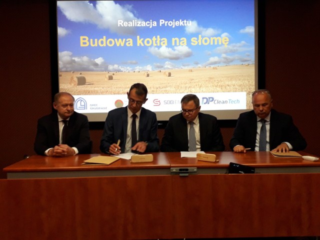 Umowę podpisali (od lewej): Tadeusz Witos, wiceprezes SBB Energy,  Ziemowit Słomiński (prezes SBB Energy), Mirosław Radecki (wiceprezes OPEC Grudziądz) i Marek Dec (prezes OPEC Grudziądz)
