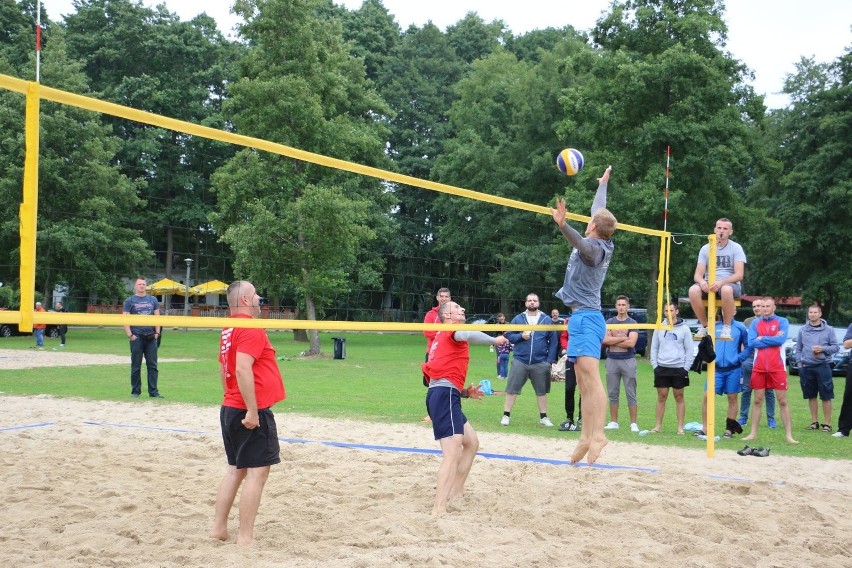 Wojewódzkie mistrzostwa policjantów w piłce plażowej w Połajewie [zdjęcia]