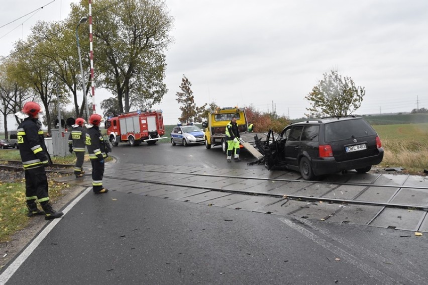 Wypadek na przejeździe kolejowym tuż za Legnicą [ZDJĘCIA]