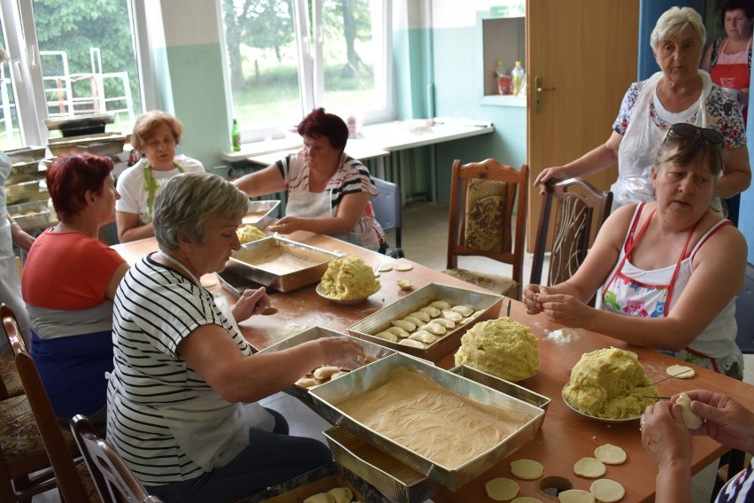 Panie przygotowują pierogi na najbliższą edycję lokalnego...