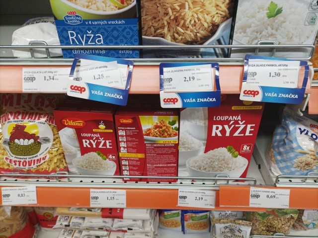 Średnie wynagrodzenie w Polsce wynosi wynosi 6554,87 zł brutto miesięcznie (dane GUS za czerwiec 2022). Przeciętna pensja na Słowacji, która od maja 2004 roku jest w strefie euro, to 1442 euro brutto miesięcznie, czyli 6806 zł. 

Z kolei minimalna płaca w naszym kraju to 3010 zł brutto, a na Słowacji 580 euro (2737 zł).

Poszliśmy na zakupy do supermarketu i sprawdziliśmy ceny artykułów żywnościowych, które przeliczyliśmy na złotówki według kursu NBP. 

Ile kosztują na Słowacji np. masło, margaryna, mąka, cukier, ryż, olej, ziemniaki czy jabłka? Po szczegóły zapraszamy do naszej galerii >>>>>