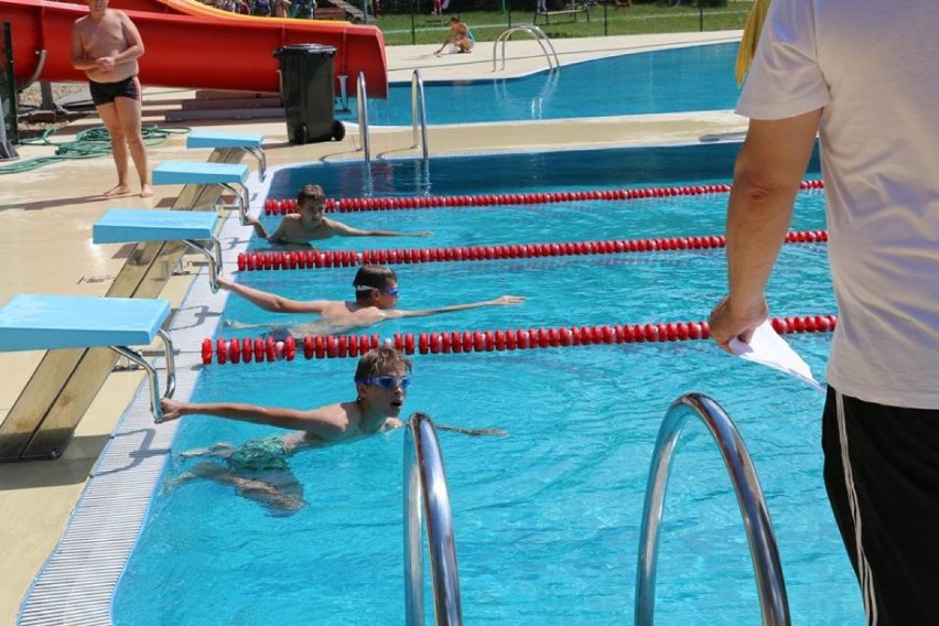 Koszęcin: zawody pływackie o puchar wójta. Rywalizowali chłopcy i dziewczęta [ZDJĘCIA]