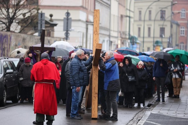 Ulicami krakowskiego Kazimierza przeszła Droga Krzyżowa przygotowana przez duszpasterzy z parafii Bożego Ciała.