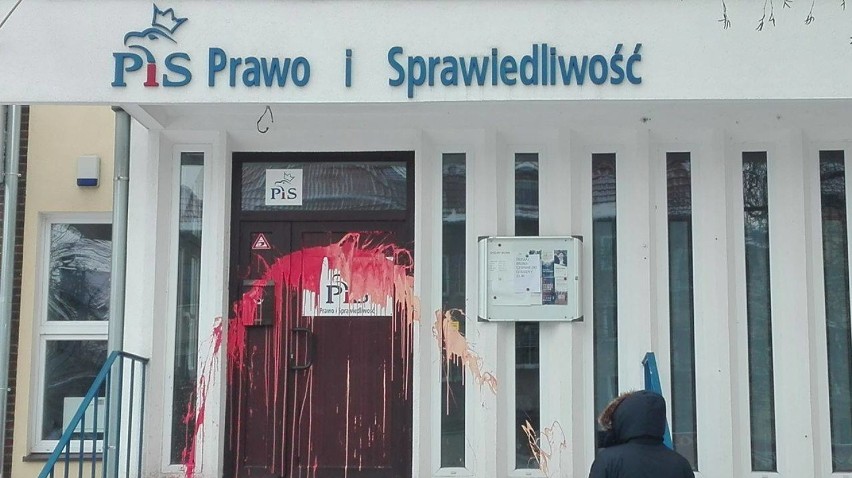 Ktoś oblał farbą drzwi siedziby PiS-u w Szczecinie [zdjęcia, wideo]